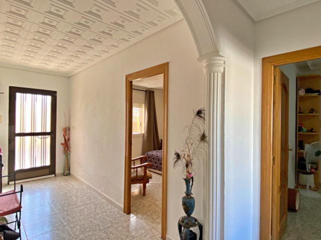 CASA EN ESQUINA CON PATIO, SOLARIUM Y GARAJE