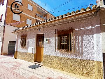 Casa en esquina con patio y posibilidad de ampliar – San Francisco Javier, Granada