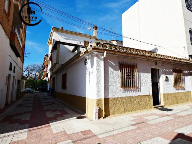 Casa en esquina con patio y posibilidad de ampliar – San Francisco Javier, Granada