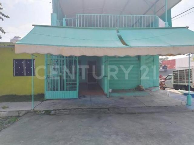 Casa en esquina con pequeño local y terraza en toda la planta alta