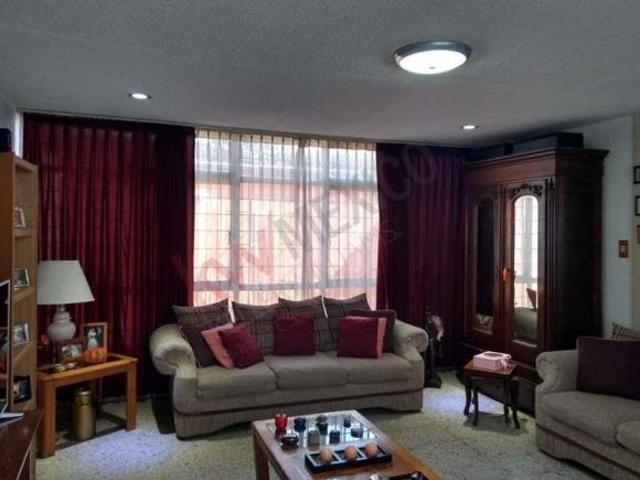 Casa en esquina con 3 recámaras, 2 baños y 1 estacionamiento y patio grande, en Huipulco, Tlalpan