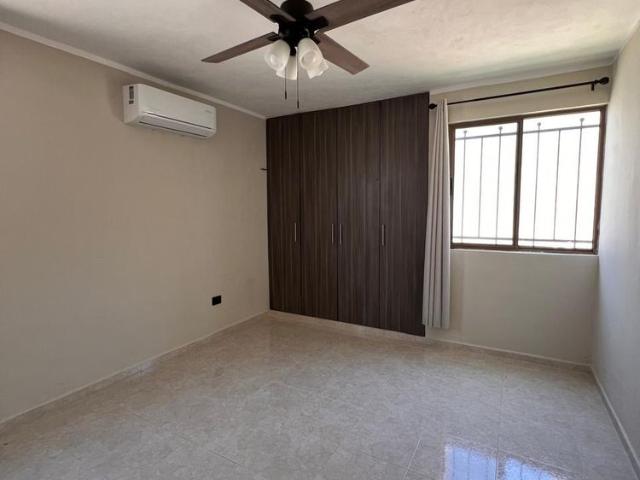 Casa en esquina, de 3 recámaras, sin muebles, con alberca, en Las Americas