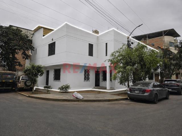 Casa En Esquina De 254 M² Con Piscina – A 1 Cuadra De Av. César Vallejo
