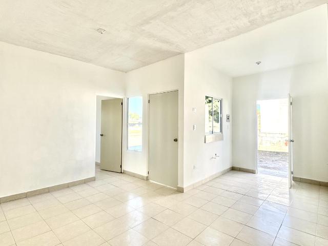 Casa en esquina de una planta sobre avenida principal