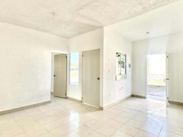 Casa en esquina de una planta sobre avenida principal