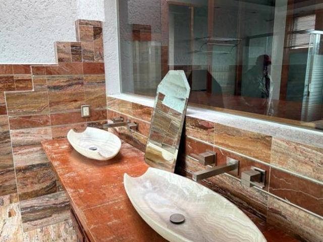 Casa en esquina en barrio 18