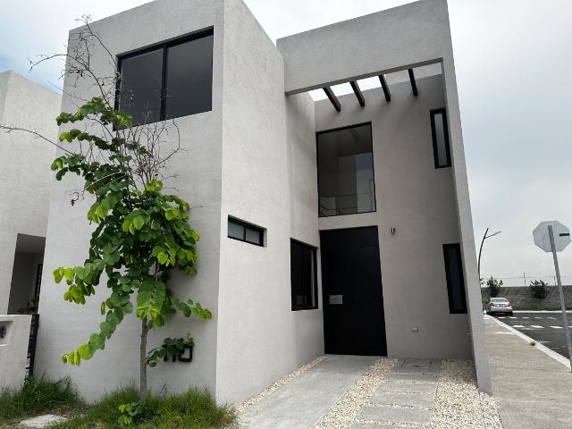 Casa en Esquina en Querétaro con Recámara Principal en Planta Baja