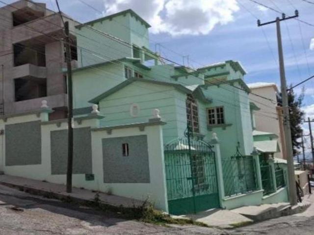 Casa en esquina en venta en Lomas Residencial por la Iglesia del Espíritu Santo