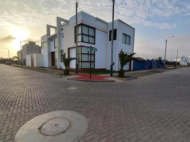 Casa en esquina en venta en palmeras del golf iii etapa