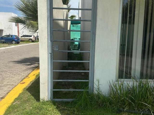 Casa en esquina frente a área verde con terreno excedente en Valle de las Flores