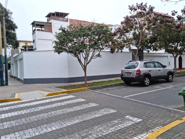 Casa en esquina, frente a parque, a 2 cuadras El Olivar en San isidro