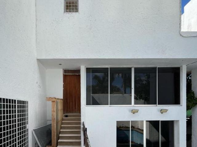 Casa en Fraccionamiento Campestre, de 3 niveles, con alberca