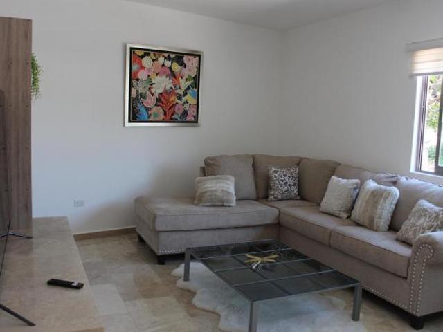 Casa en fraccionamiento con alberca y jardín