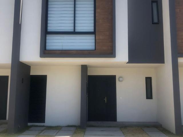 Casa en fraccionamiento en renta Calle Luis Castro El Soldado 210, Fraccionamiento Paseos Santín, Toluca, México, 50214, Mex