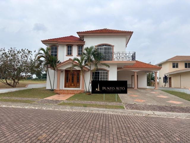 Casa en Fraccionamiento Lagunas de Miralta en renta y venta, vista al campo de golf