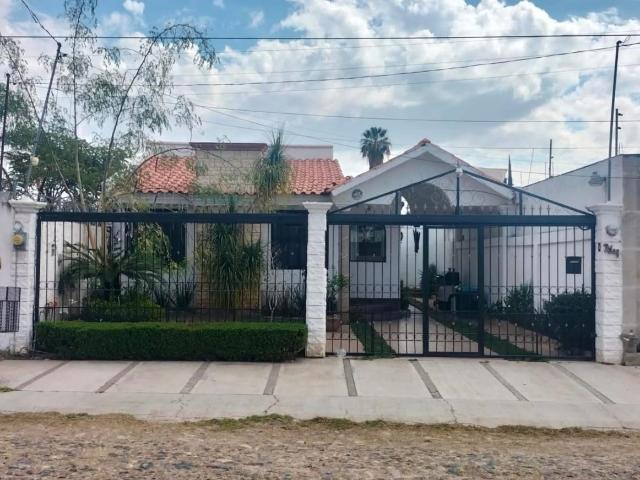 Casa en venta Fraccionamiento Loma Verde cercana a los outlets Mulsa