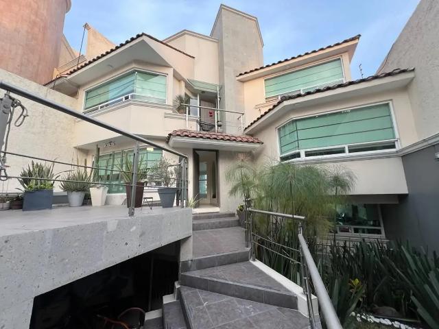 Casa en Fraccionamiento Lomas de Lindavista, Tlalnepantla de Baz Amplia y Moderna