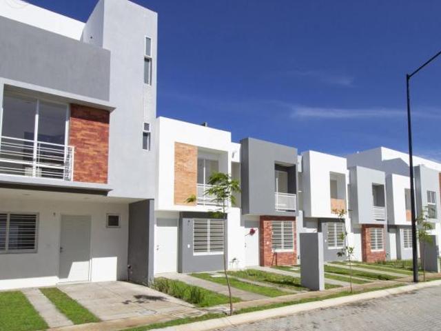 Casa en Fraccionamiento Parques de Tesistán