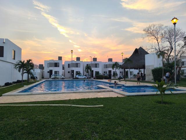 Casa en Fraccionamiento Privado, Piscina grande en M?rida
