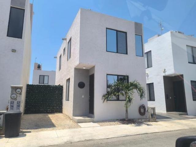 Casa en Fraccionamiento Privado, Piscina grande en Mérida