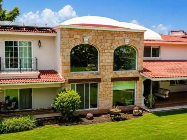 Casa en Fraccionamiento Sumiya | Residencia de Lujo, Amplio Jardín y Alberca en Entorno Exclusivo