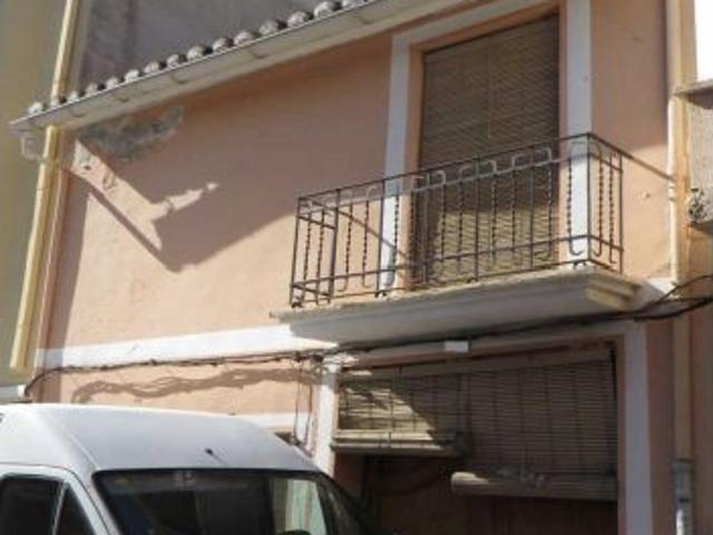 CASA EN GUZMAN EL BUENO SALIDA A DOS CALLES