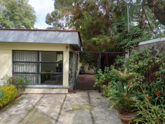CASA EN GRAN TERRENO EN LOMAS DE VISTAHERMOSA EN CALLE CERRADA CON VIGILANCIA