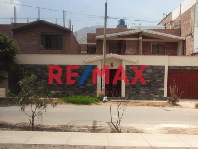 Casa En Huampaní – 320 M² De Terreno | 470 M² Construidos | 10 Dormitorios
