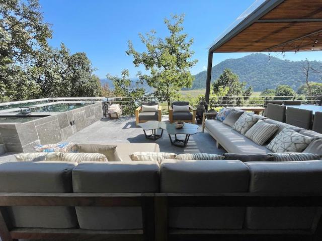 Casa en Izar con espectacular vista al lago, Valle de Bravo