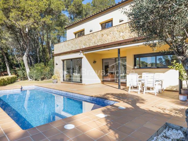 Casa en inmejorable estado de conservación, con jardín y pis. 286m² Tamariu