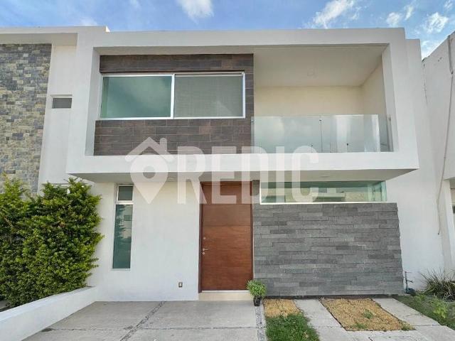 Casa en Juriquilla con habitación en Planta Baja Venta y Renta
