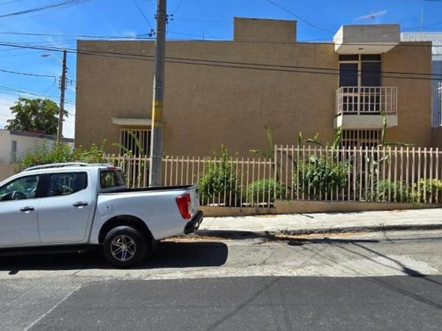 Casa en Jardines Alcalde, 4 recámaras + estudio