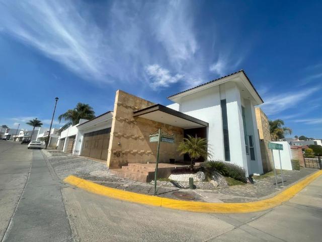 Casa en Jardines del Campestre