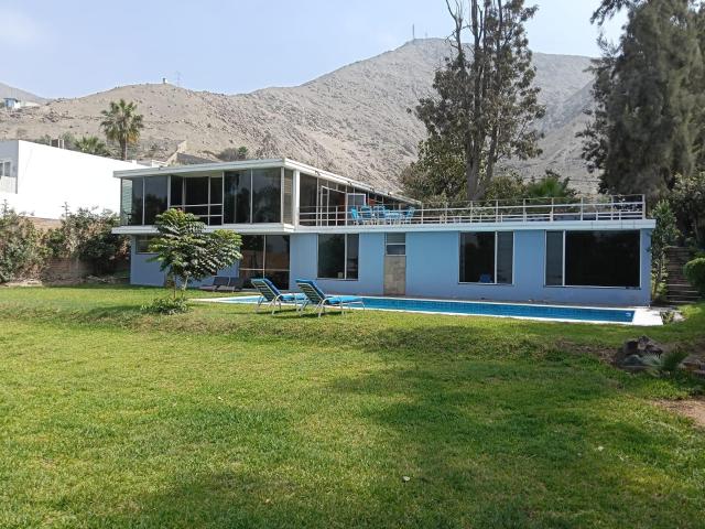 HERMOSA CASA EN LA PLANICIE CON PISCINA