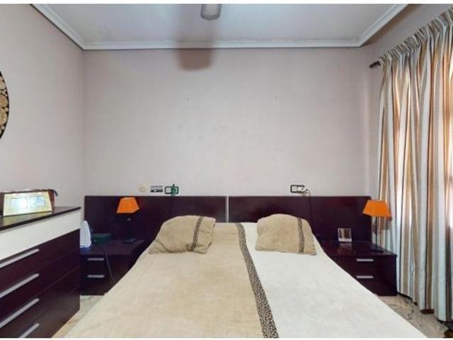 Casa en la Viñuela Rescatado con piscina propia, 2 pisos, cocheras y mucho más