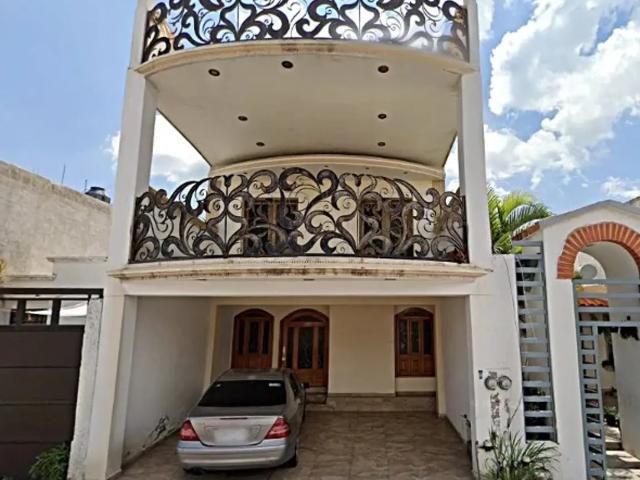 Casa en León en venta con 4 recámaras y estacionamiento techado en El Granjeno