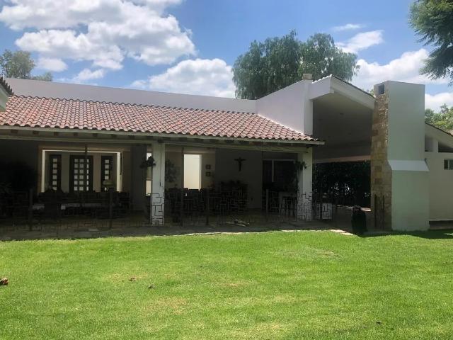 Casa en Loma Verde, León: Amplia Propiedad Residencial en Venta