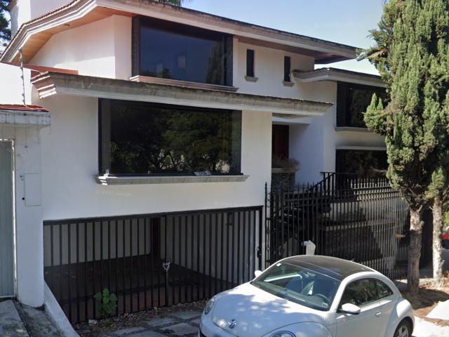 Casa en Lomas de la Herradura: Amplia Residencia a la Venta en Huixquilucan