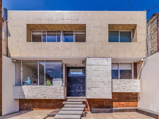 CASA EN LOMAS DE LAS AGUILAS