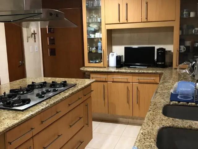 CASA EN LOMAS DE TARANGO CON APLIO JARDIN