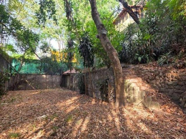 CASA EN LOMAS DEL VALLE CON CAÑADA