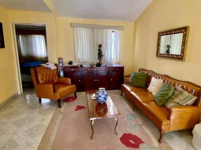Casa en Lomas 4a 4 recs 2 baños compl. recamara en planta baja