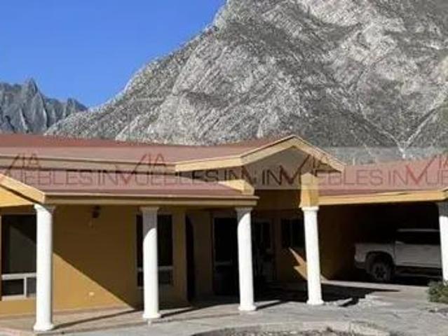Casa en Los Nogales, Santa Catarina, Nuevo León, 66190, México