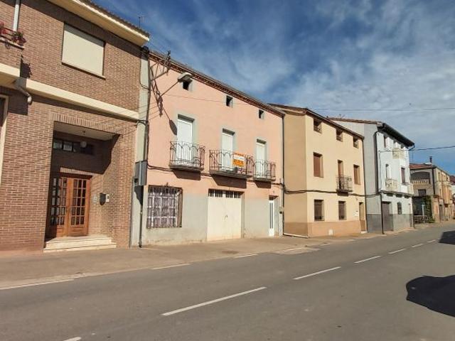 CASA EN PUEBLO CON SERVICIOS