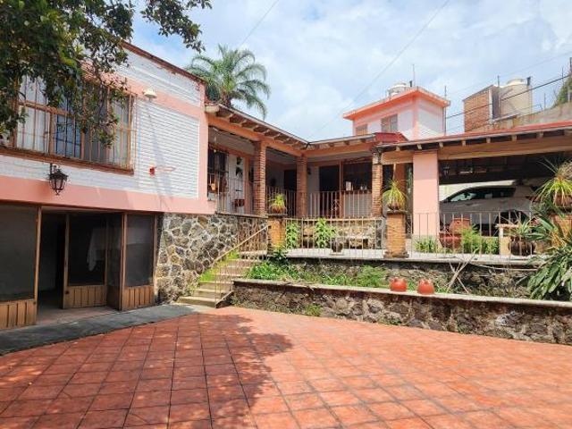 Casa en Paseo del Conquistador sobre calle en esquina