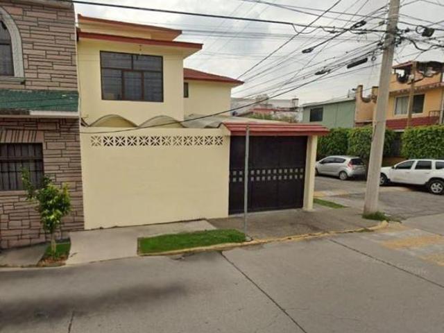 Casa en Paseos de Santa María a dos calles del Suburbano Estacion Cuautitlán