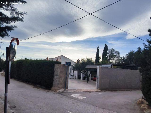 Casa en parcela con piscina