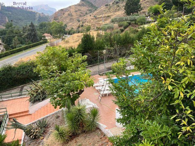 Casa en parcela de casi cuatro mil metros, con piscina, jardin, maravillosas vistas