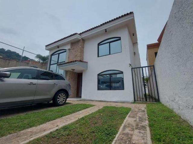 Casa en parte baja de El Palomar, cerca de López Mateos y de parque