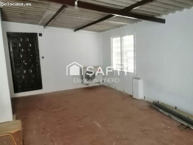 CASA EN PLANTA BAJA CON GRAN PATIO, NAVE Y GARAJE